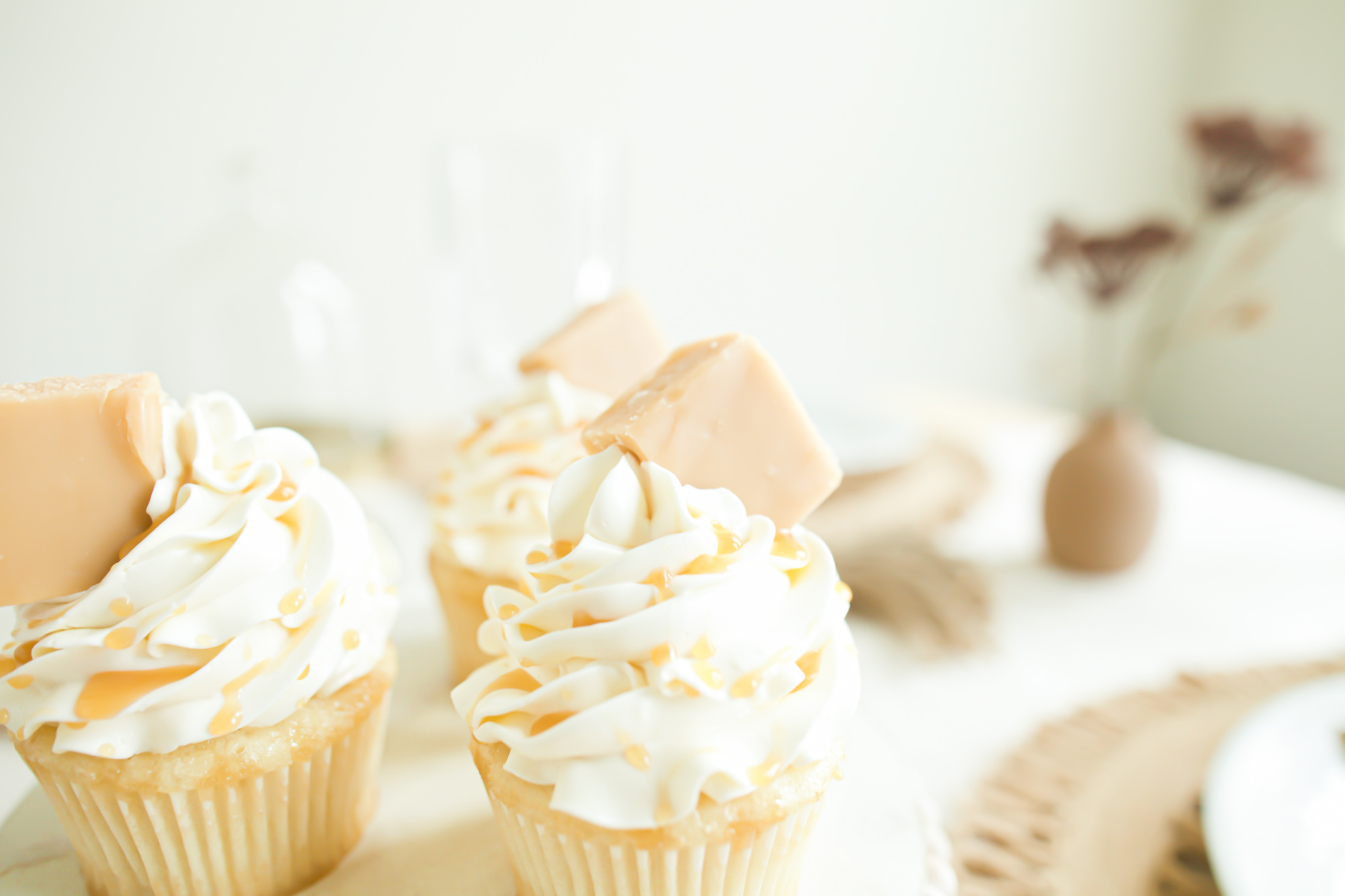 fall salted caramel cupcakes with vanilla fudge and drizzled with caramel